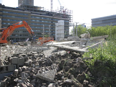 905968 Afbeelding van de sloop van de parkeergarage Jaarbeursplein (Jaarbeursplein 26) te Utrecht.